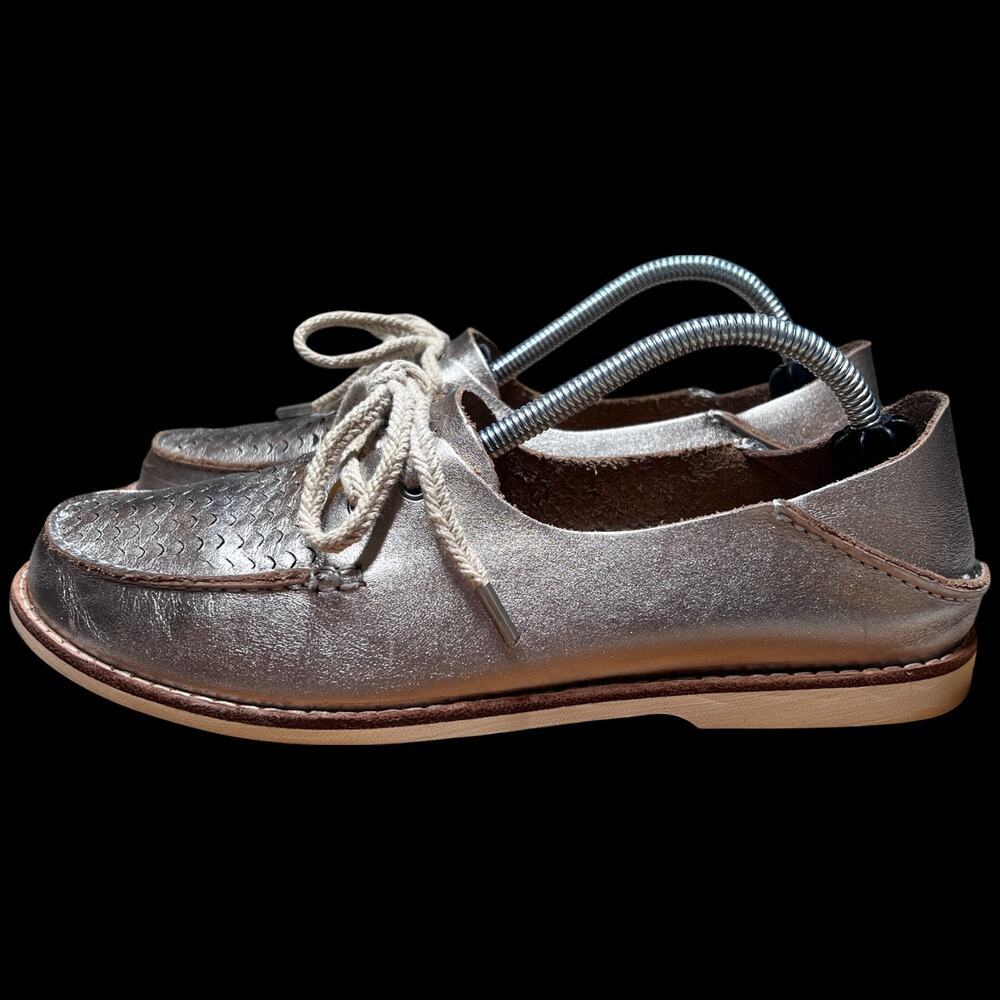 OLUKAI Moku Perf Women's Sz 7 Leather Slip On Loafer Boat Shoes Silver Metallic - Picture 2 of 16